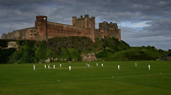 A poucos metros de um castelo medieval, os habitantes locais gostam de futebol (Fonte: Getty Images)