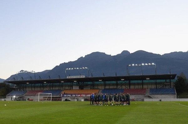 A UEFA forçou o Liechtenstein a construir este estádio moderno para jogos oficiais (Fonte: Getty Images)