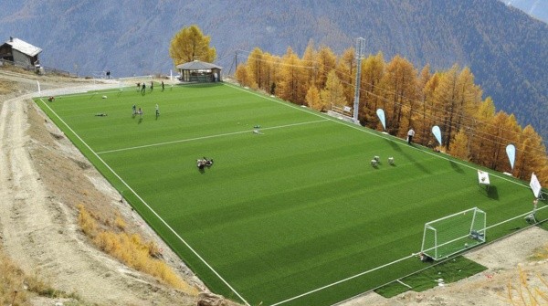 No meio dos Alpes Suíços está este campo de futebol único (Fonte: @FCGspon)
