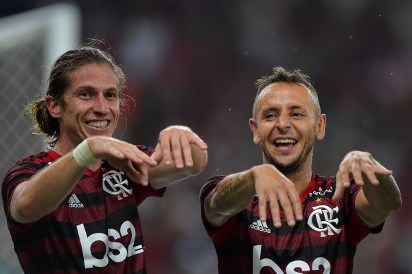 Filipe Luís e Rafinha em ação na época do lateral-direito no Mengão – Foto:Thiago Ribeiro/AGIF