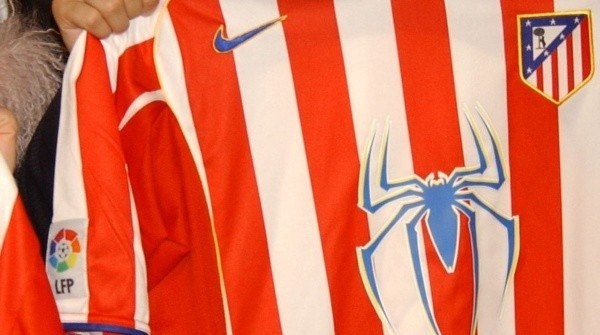 Ao assinar com um produtor famoso, o Colchonero teve que adicionar o símbolo do Homem-Aranha 2 à frente. Fonte: Getty Images Ao assinar com um produtor famoso, o Colchonero teve que adicionar o símbolo do Homem-Aranha 2 à frente. Fonte: Getty Images