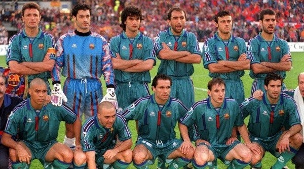 Com Van Gall como técnico, o elenco do culé passou a inovar os designs das camisas substitutas. Fonte: Getty Images Com Van Gall como técnico, o elenco do culé passou a inovar os designs das camisas substitutas. Fonte: Getty Images