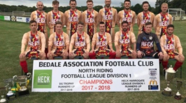 A camisa em forma de pancho trouxe sorte: campeões da liga de 2017-2018. Fonte: @afcbedale A camisa em forma de pancho trouxe sorte: campeões da liga de 2017-2018. Fonte: @afcbedale