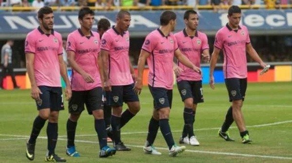 No final de 2013, o Xeneize vestia uma polêmica camisa rosa e as críticas caíram instantaneamente. Fonte: @bocajrsoficial No final de 2013, o Xeneize vestia uma polêmica camisa rosa e as críticas caíram instantaneamente. Fonte: @bocajrsoficial