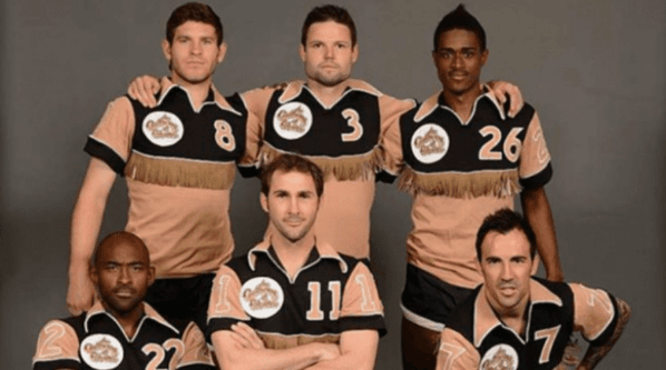 O único time da lista a reeditar uma camisa velha décadas depois. Fonte: Getty Images O único time da lista a reeditar uma camisa velha décadas depois. Fonte: Getty Images