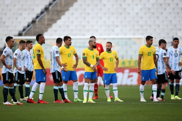 Seleção Brasileira em jogo contra a Argentina que foi suspenso. (Foto: Getty Images)