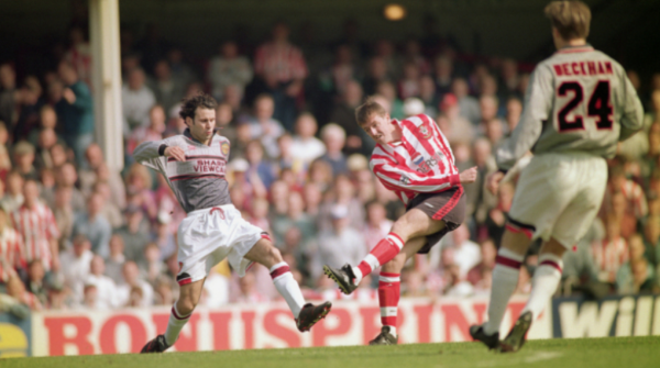 Esta camisa ridícula causou confusão entre os companheiros e durou 5 jogos. Fonte: Getty Images Esta camisa ridícula causou confusão entre os companheiros e durou 5 jogos. Fonte: Getty Images