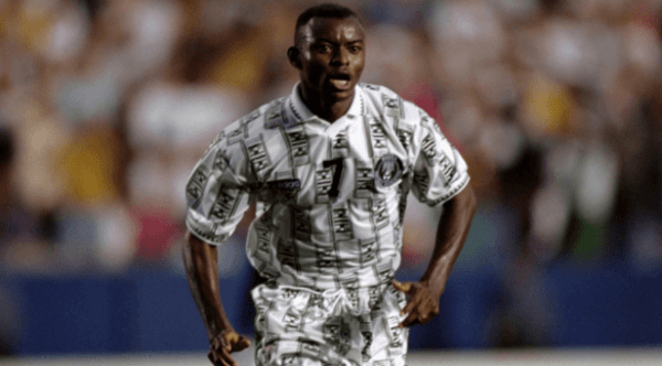Acredite ou não, esta era a camisa alternativa da Nigéria. Fonte: Getty Images Acredite ou não, esta era a camisa alternativa da Nigéria. Fonte: Getty Images