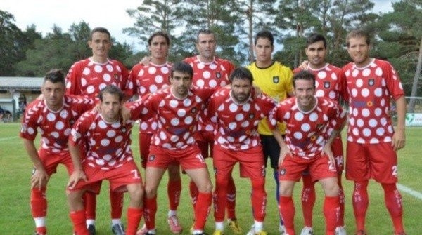 As bolinhas no fundo vermelho são o detalhe distintivo dele. Fonte: @recreativohuelva As bolinhas no fundo vermelho são o detalhe distintivo dele. Fonte: @recreativohuelva