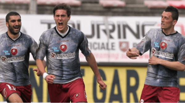 O torso nu torna a camisa da seleção italiana especial e particular. Fonte: Getty Images O torso nu torna a camisa da seleção italiana especial e particular. Fonte: Getty Images