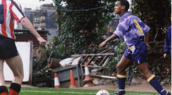 O estilista da camisa roxa acabou sendo um técnico de som. Fonte: Getty Images O estilista da camisa roxa acabou sendo um técnico de som. Fonte: Getty Images