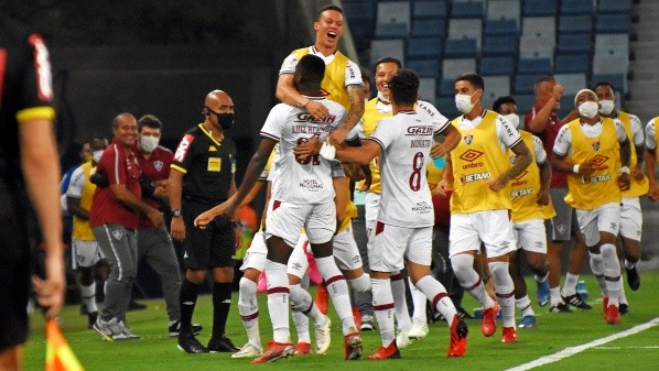 Luiz Henrique comemorando o golaço marcado na partida contra o Cuiabá