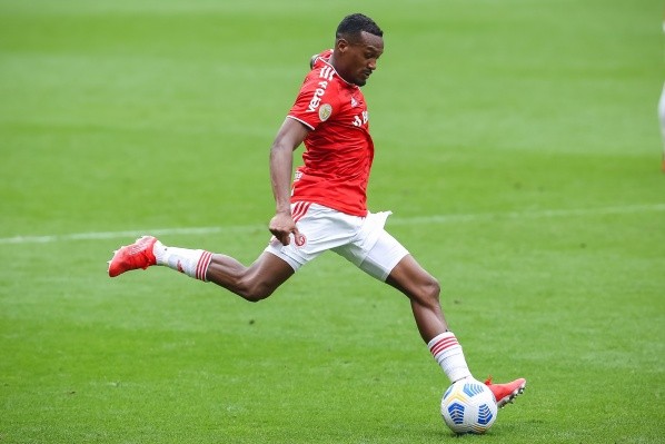 Edenílson foi lembrado por Tite e vive fase artilheira