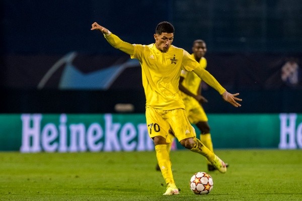 Henrique Luvannor em campo pelo Sheriff. (Foto: Getty Images)