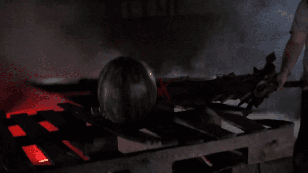 Túmulo do Lobo cortando uma melancia ao meio (Captura de tela/That Works)