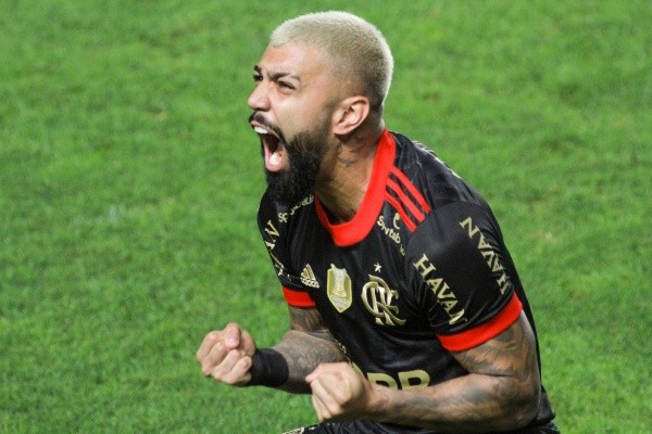 Gabigol comemorando gol contra o Santos. (Foto: Fernanda Luz/AGIF)