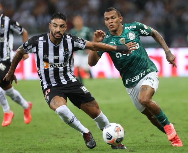 da SE Palmeiras, disputa bola com o jogador, do C Atletico Mineiro, durante partida válida pelas semifinais, volta, da Copa Libertadores, no estádio Mineirão. (Foto: Cesar Greco) da SE Palmeiras, disputa bola com o jogador, do C Atletico Mineiro, durante partida válida pelas semifinais, volta, da Copa Libertadores, no estádio Mineirão. (Foto: Cesar Greco)