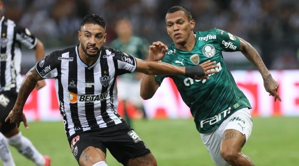 da SE Palmeiras, disputa bola com o jogador, do C Atletico Mineiro, durante partida válida pelas semifinais, volta, da Copa Libertadores, no estádio Mineirão. (Foto: Cesar Greco) da SE Palmeiras, disputa bola com o jogador, do C Atletico Mineiro, durante partida válida pelas semifinais, volta, da Copa Libertadores, no estádio Mineirão. (Foto: Cesar Greco)