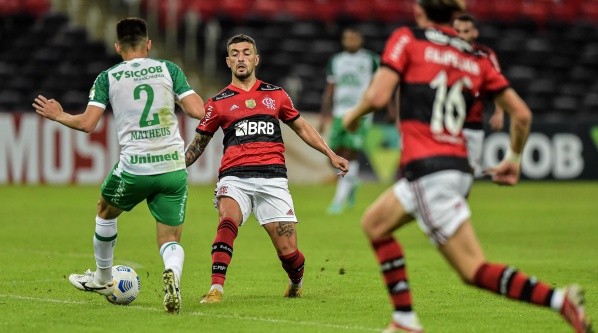 RJ - Rio de Janeiro - 11/07/2021 - BRASILEIRO A 2021, FLAMENGO X CHAPECOENSE - De Arrascaeta jogador do Flamengo disputa lance com Matheus Ribeiro jogador do Chapecoense durante partida no estadio Maracana pelo campeonato Brasileiro A 2021. Foto: Thiago Ribeiro/AGIF RJ - Rio de Janeiro - 11/07/2021 - BRASILEIRO A 2021, FLAMENGO X CHAPECOENSE - De Arrascaeta jogador do Flamengo disputa lance com Matheus Ribeiro jogador do Chapecoense durante partida no estadio Maracana pelo campeonato Brasileiro A 2021. Foto: Thiago Ribeiro/AGIF