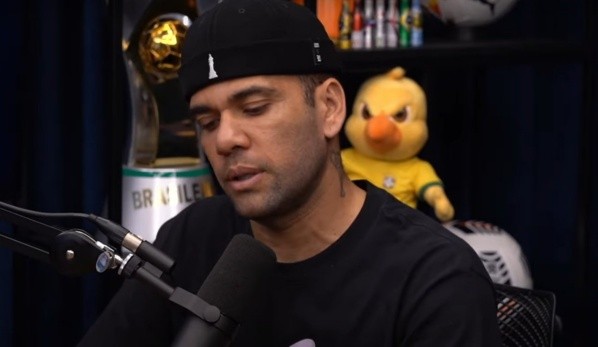 Daniel Alves no Flow Sport Club, noYouTube. (Foto: Reprodução Vídeo)