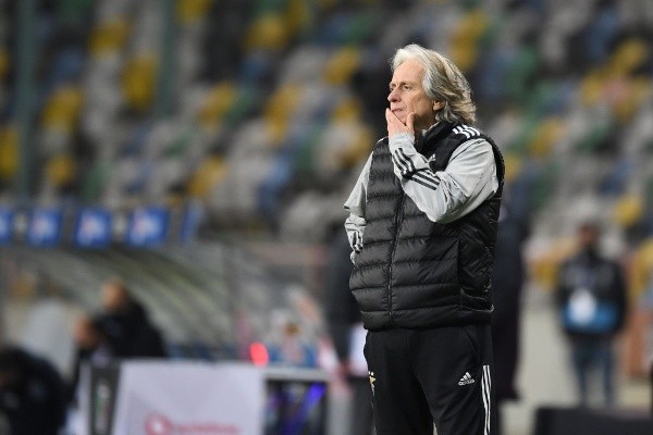 Jorge Jesus comandando o Benfica. (Foto: Getty Images)