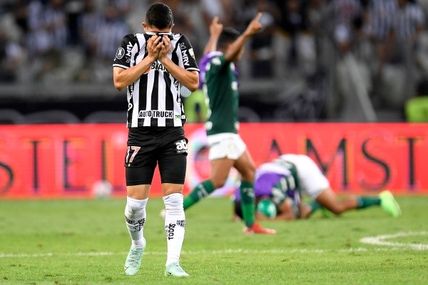Savarino lamenta eliminação do Atlético para o Palmeiras em pleno Mineirão (Foto: Douglas Magno – Pool/Getty Images South America)