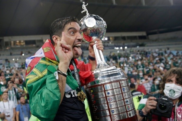 Abel Ferreira, técnico do Palmeiras, com o troféu da Libertadores. Foto: Getty Images