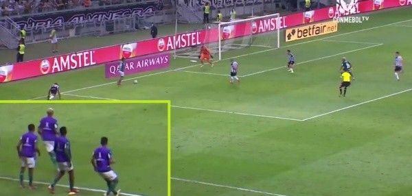 Momento em que Deyverson invade o campo. (Foto: Reprodução)