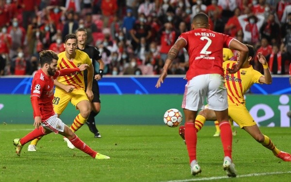 Barcelona em campo pela Champions League contra o Benfica. (Foto: Getty Images)