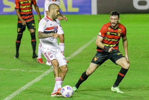 Sport em campo. (Foto: AGIF)