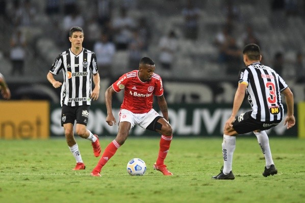 Edenílson até tentou, mas não pôde impedir a derrota do Colorado (Foto: Ricardo Duarte/Internacional)