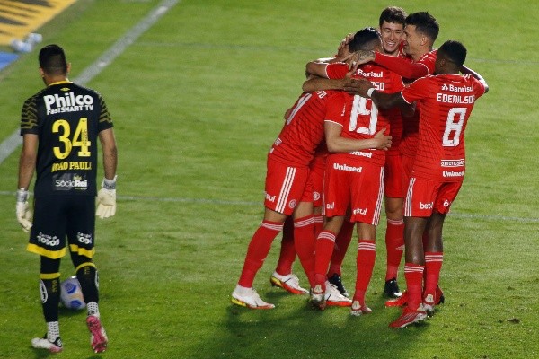Jogadores do Inter festejam gol contra o Santos. (Foto: Getty Images)
