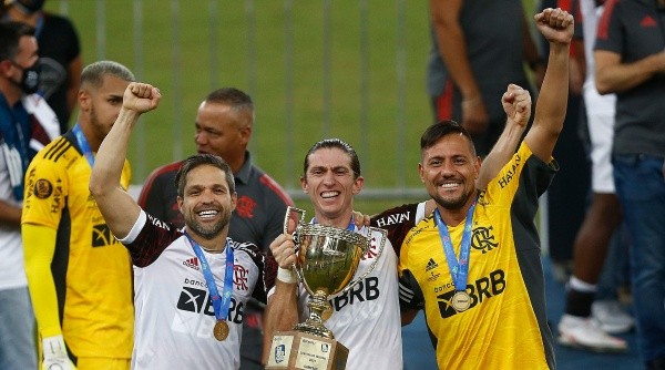 RIO DE JANEIRO, BRAZIL - MAY 22: Flamengo players Diego Ribas, Filipe Luis and Diego Alves celebrate winning the Campeonato Carioca 2021 after a match between Flamengo and Fluminense at Maracana Stadium on May 22, 2021 in Rio de Janeiro, Brazil. (Photo by Wagner Meier/Getty Images) *** Local Caption *** Diego Ribas, Filipe Luis and Diego Alves-Not Released (NR)