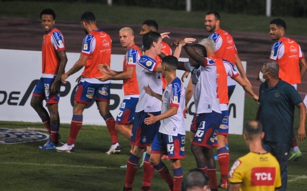 Bahia comemorando gol. (Foto: Jhony Pinho/AGIF)