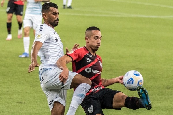 Grêmio x Athletico-PR em campo pelo Brasileirão. (Foto: Robson Mafra/AGIF)