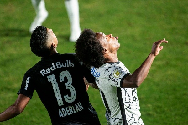 Corinthians em campo contra o RB Bragantino. (Foto: Diogo Reis/AGIF)