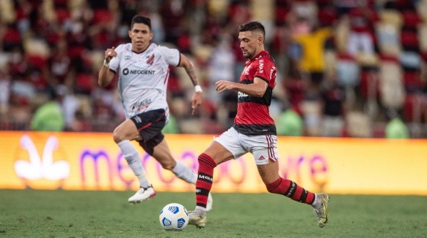RJ - Rio de Janeiro - 03/10/2021 - BRASILEIRO A 2021, FLAMENGO X ATHLETICO-PR - De Arrascaeta jogador do Flamengo durante partida contra o Athletico-PR no estadio Maracana pelo campeonato Brasileiro A 2021. Foto: Thiago Ribeiro/AGIF