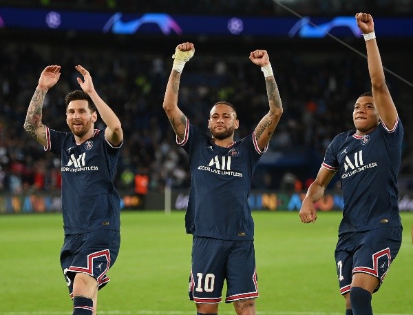 Messi, Neymar e Mbappé comemorando vitória do PSG no Parc dos Princes 