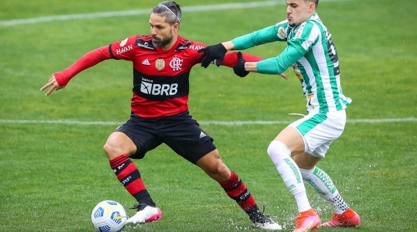RS - Caxias do Sul - 27/06/2021 - BRASILEIRO A 2021, JUVENTUDE X FLAMENGO - Guilherme Castilho jogador do Juventude disputa lance com Diego jogador do Flamengo durante partida no estadio Alfredo Jaconi pelo campeonato Brasileiro A 2021. Foto: Pedro H. Tesch/AGIF RS - Caxias do Sul - 27/06/2021 - BRASILEIRO A 2021, JUVENTUDE X FLAMENGO - Guilherme Castilho jogador do Juventude disputa lance com Diego jogador do Flamengo durante partida no estadio Alfredo Jaconi pelo campeonato Brasileiro A 2021. Foto: Pedro H. Tesch/AGIF