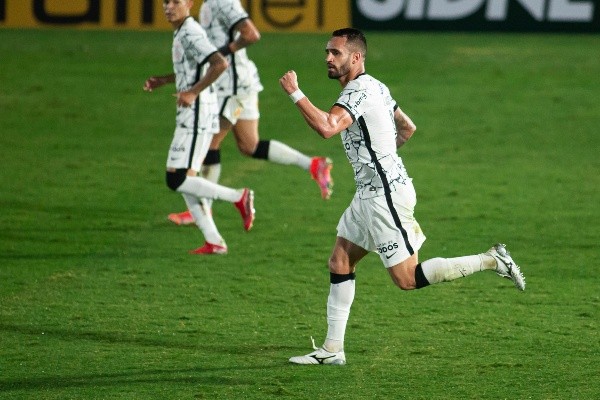 Renato Augusto comemorando gol. (Foto: Diogo Reis/AGIF)
