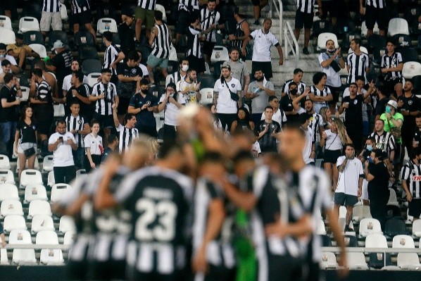 Torcedores e Enderson se estranharam na última partida