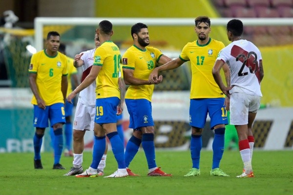 Brasil em campo contra o Peru, pelas Eliminatórias. (Foto: Getty Images)
