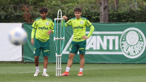 Os jogadores Gustavo Scarpa e Raphael Veiga (D), da SE Palmeiras, durante treinamento, na Academia de Futebol. (Foto: Cesar Greco)