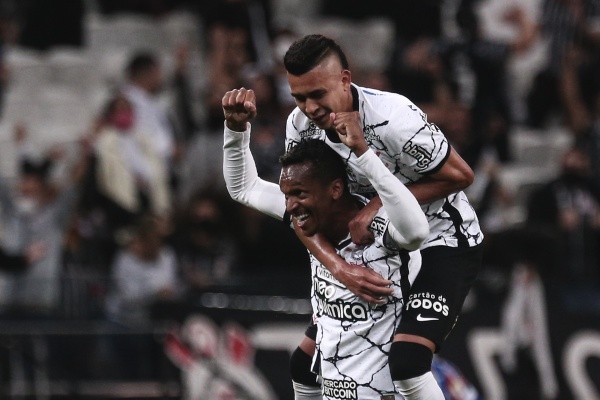 SP - Sao Paulo - 05/10/2021 - BRASILEIRO A 2021, CORINTHIANS X BAHIA - Jo jogador do Corinthians comemora seu gol com Cantillo jogador da sua equipe durante partida contra o Bahia no estadio Arena Corinthians pelo campeonato Brasileiro A 2021. Foto: Ettore Chiereguini/AGIF