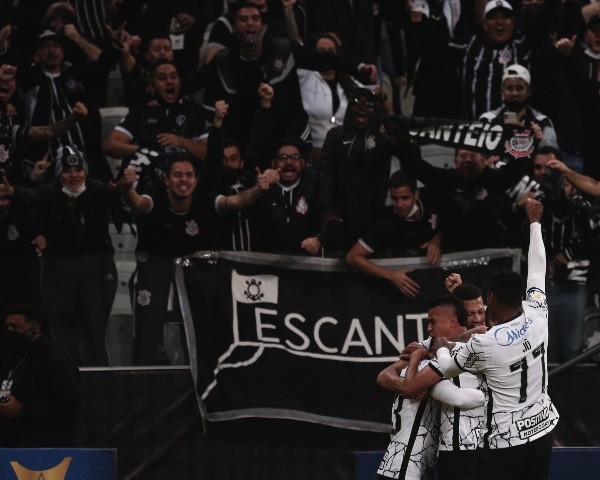 SP - Sao Paulo - 05/10/2021 - BRASILEIRO A 2021, CORINTHIANS X BAHIA - Cantillo jogador do Corinthians comemora seu gol com jogadores do seu time durante partida contra o Bahia no estadio Arena Corinthians pelo campeonato Brasileiro A 2021. Foto: Ettore Chiereguini/AGIF