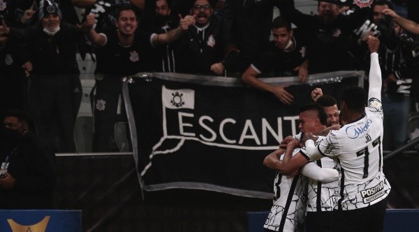 SP - Sao Paulo - 05/10/2021 - BRASILEIRO A 2021, CORINTHIANS X BAHIA - Cantillo jogador do Corinthians comemora seu gol com jogadores do seu time durante partida contra o Bahia no estadio Arena Corinthians pelo campeonato Brasileiro A 2021. Foto: Ettore Chiereguini/AGIF