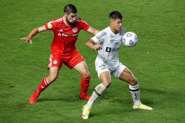 Santos em campo contra o Internacional, pelo Brasileirão. (Foto: Getty Images)