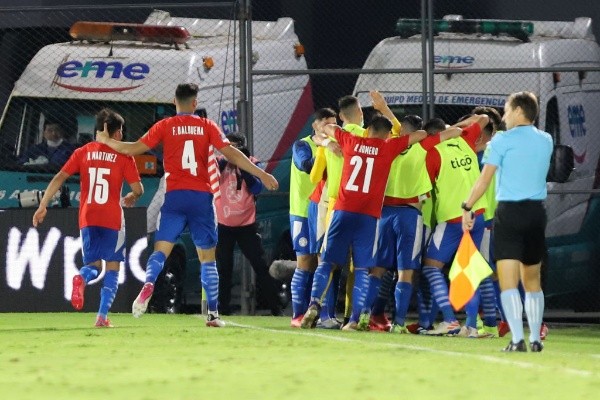 Paraguai comemorando gol pelas Eliminatórias. (Foto: Getty Images)