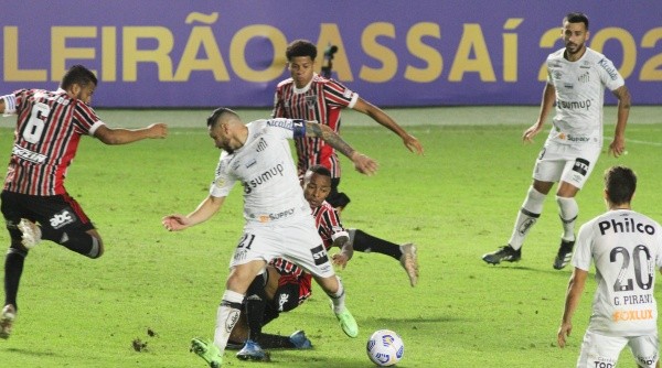 SP - Santos - 20/06/2021 - BRASILEIRO A 2021, SANTOS X SAO PAULO - Para jogador do Santos durante partida contra o Sao Paulo no estadio Vila Belmiro pelo campeonato Brasileiro A 2021. Foto: Fernanda Luz/AGIF