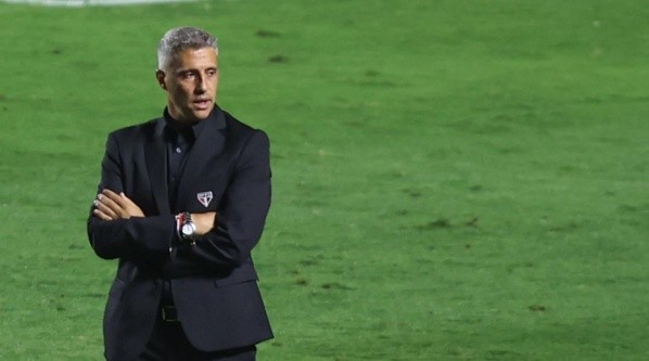 SP - Sao Paulo - 25/09/2021 - BRASILEIRO A 2021, SAO PAULO X ATLETICO-MG - Hernan Crespo tecnico do Sao Paulo durante partida contra o Atletico-MG no estadio Morumbi pelo campeonato Brasileiro A 2021. Foto: Marcello Zambrana/AGIF SP - Sao Paulo - 25/09/2021 - BRASILEIRO A 2021, SAO PAULO X ATLETICO-MG - Hernan Crespo tecnico do Sao Paulo durante partida contra o Atletico-MG no estadio Morumbi pelo campeonato Brasileiro A 2021. Foto: Marcello Zambrana/AGIF
